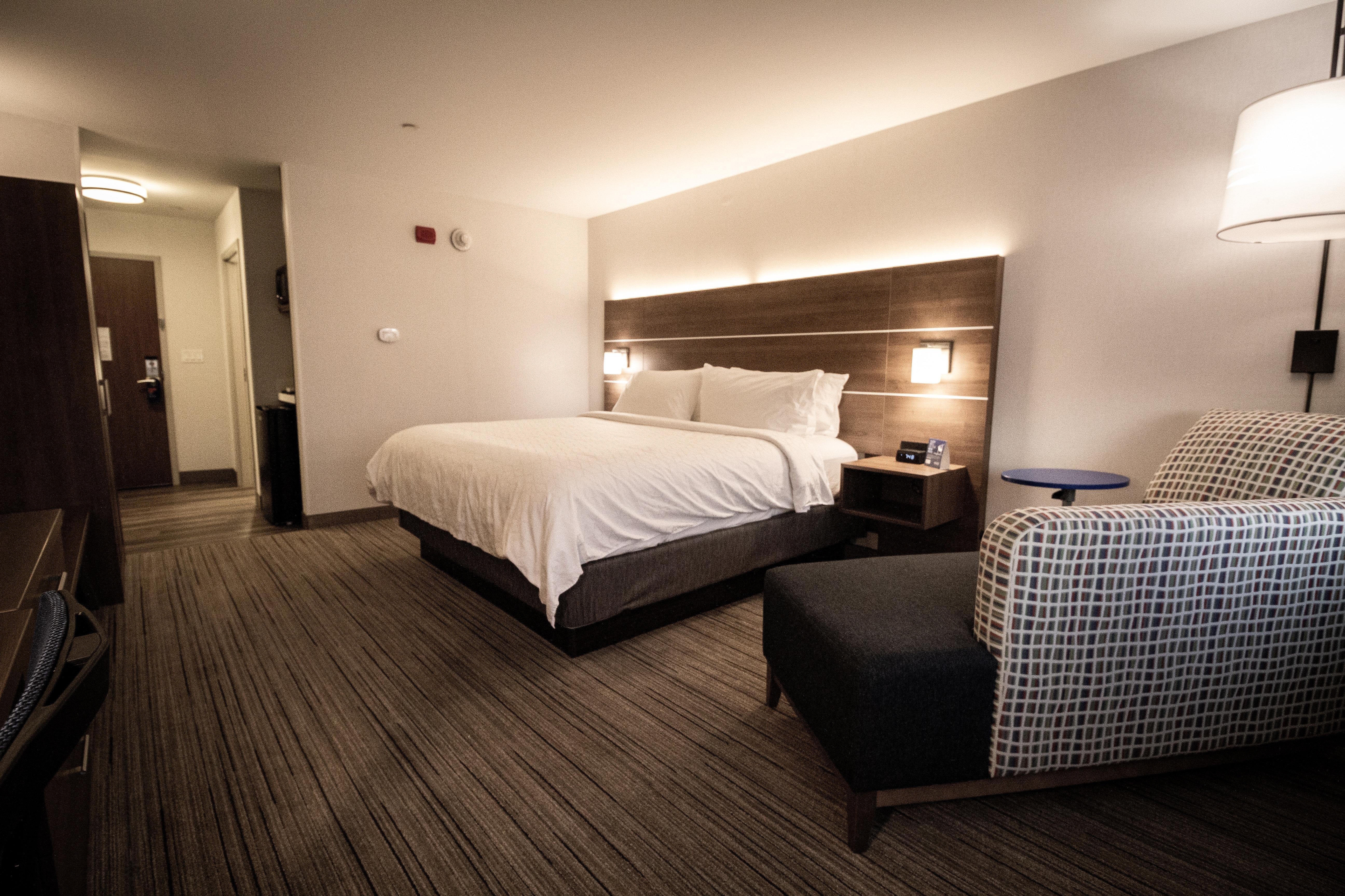 Holiday Inn Express & Suites - Boston South - Randolph By Ihg Экстерьер фото
