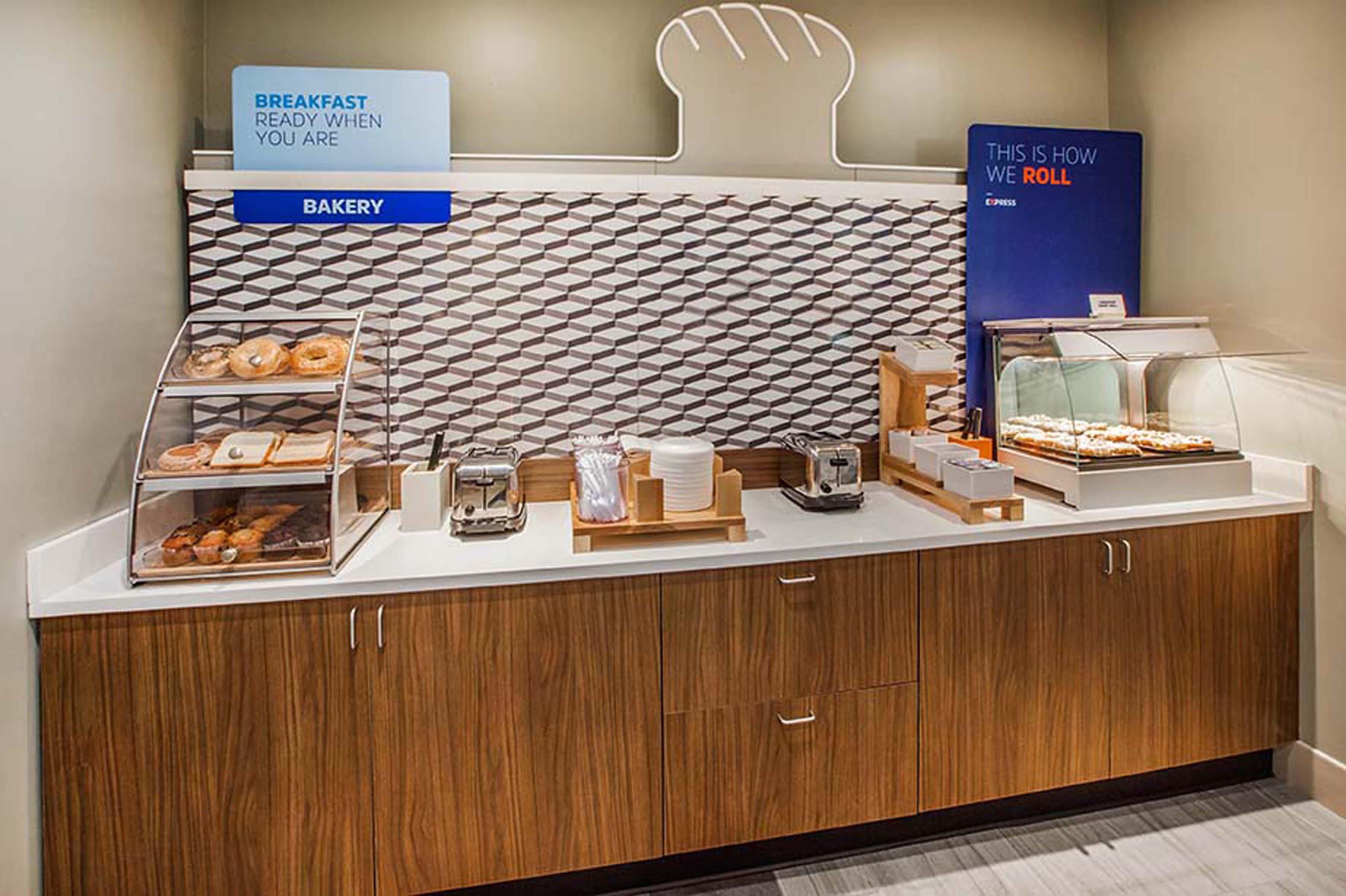 Holiday Inn Express & Suites - Boston South - Randolph By Ihg Экстерьер фото