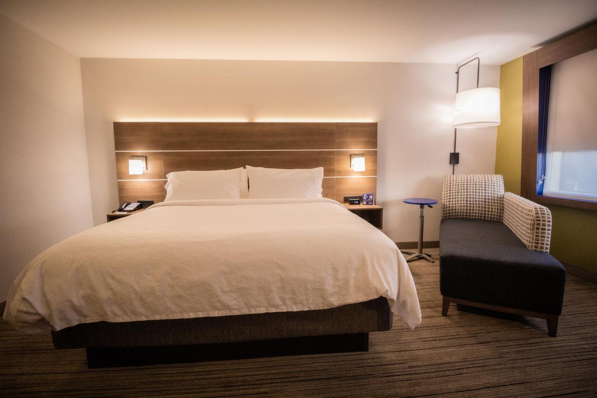 Holiday Inn Express & Suites - Boston South - Randolph By Ihg Экстерьер фото