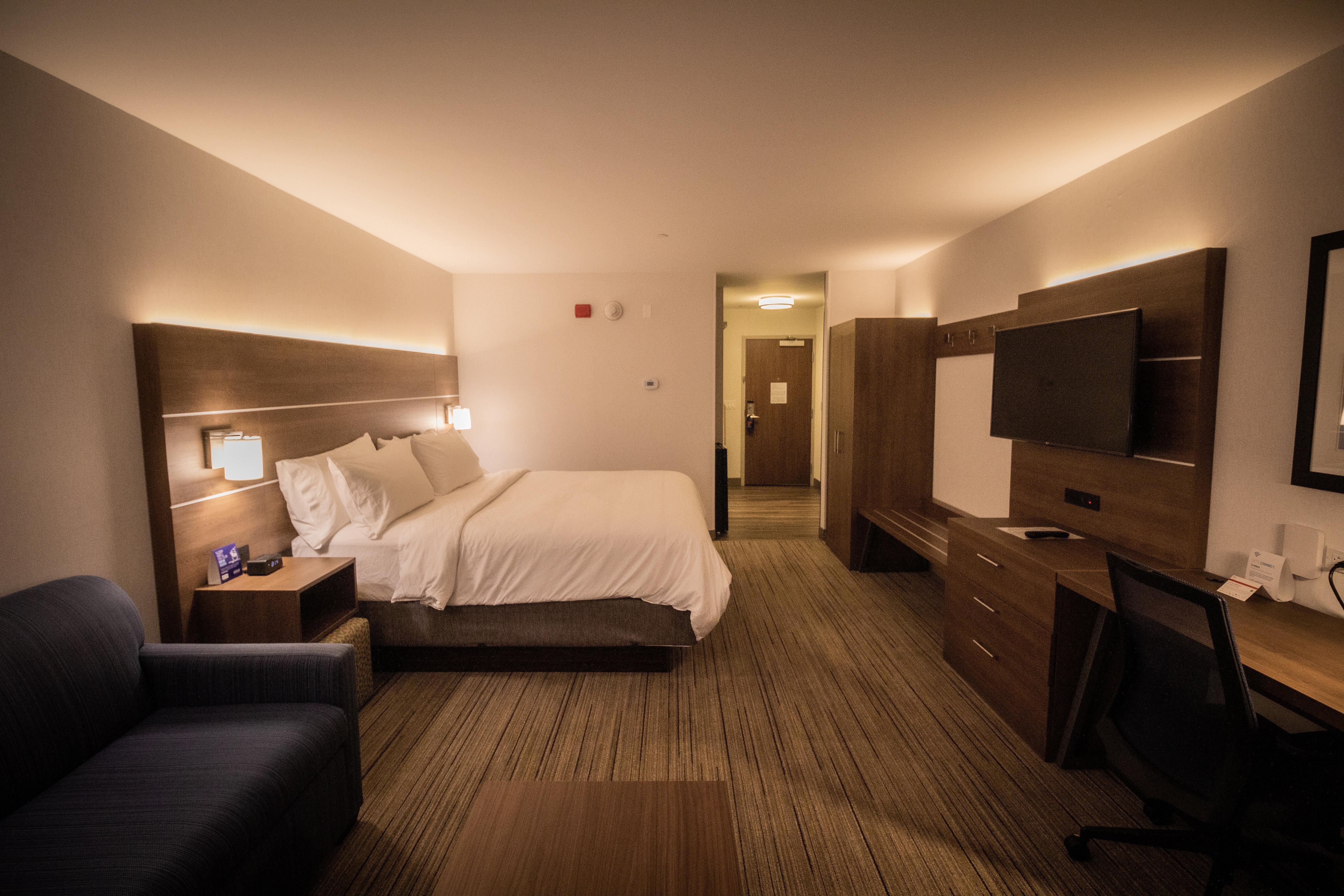 Holiday Inn Express & Suites - Boston South - Randolph By Ihg Экстерьер фото