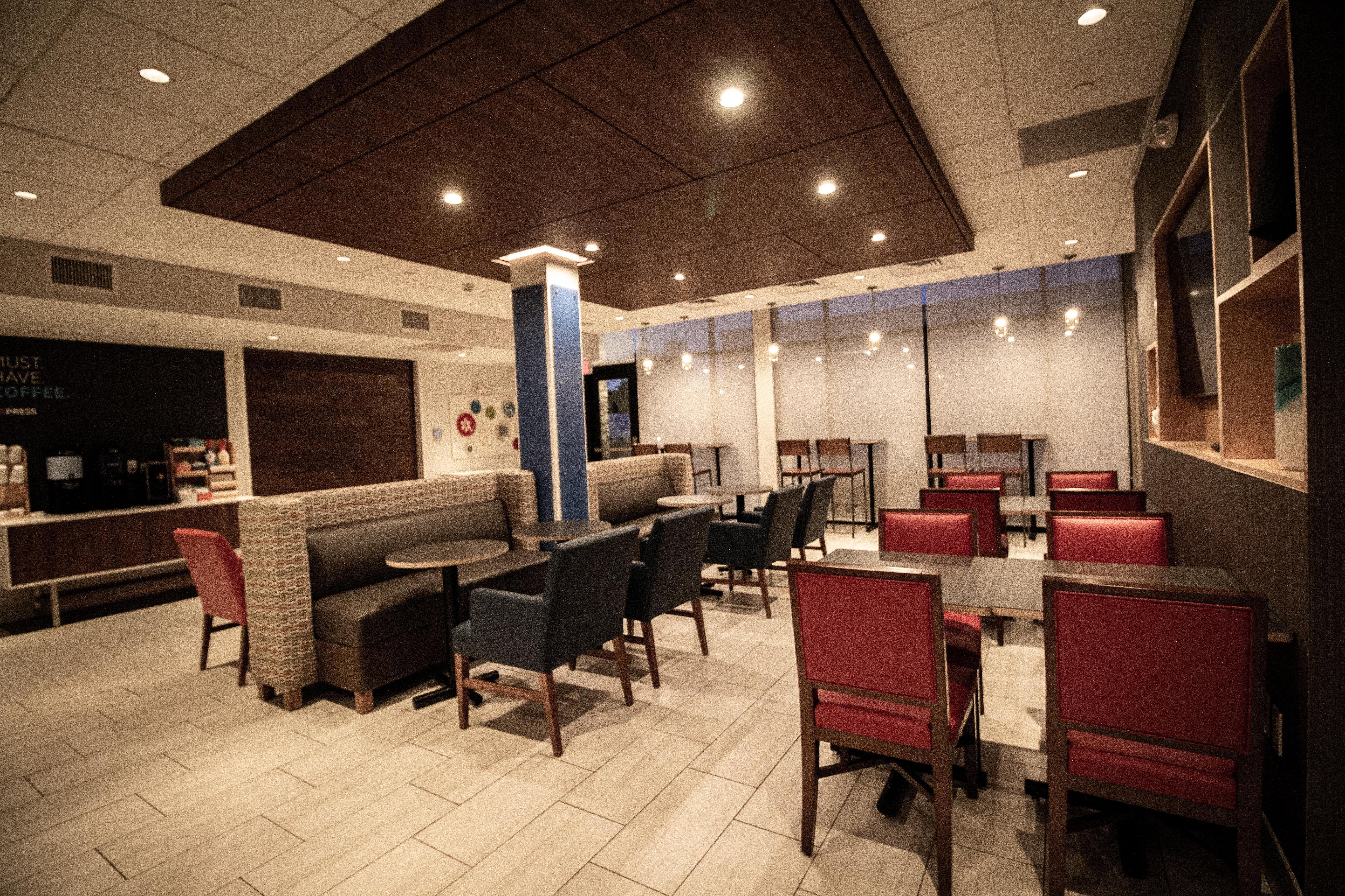 Holiday Inn Express & Suites - Boston South - Randolph By Ihg Экстерьер фото