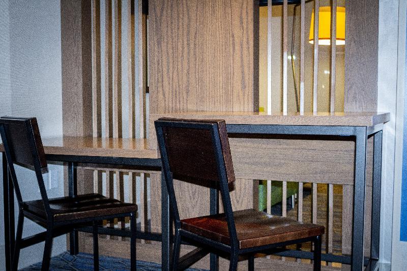 Holiday Inn Express & Suites - Boston South - Randolph By Ihg Экстерьер фото