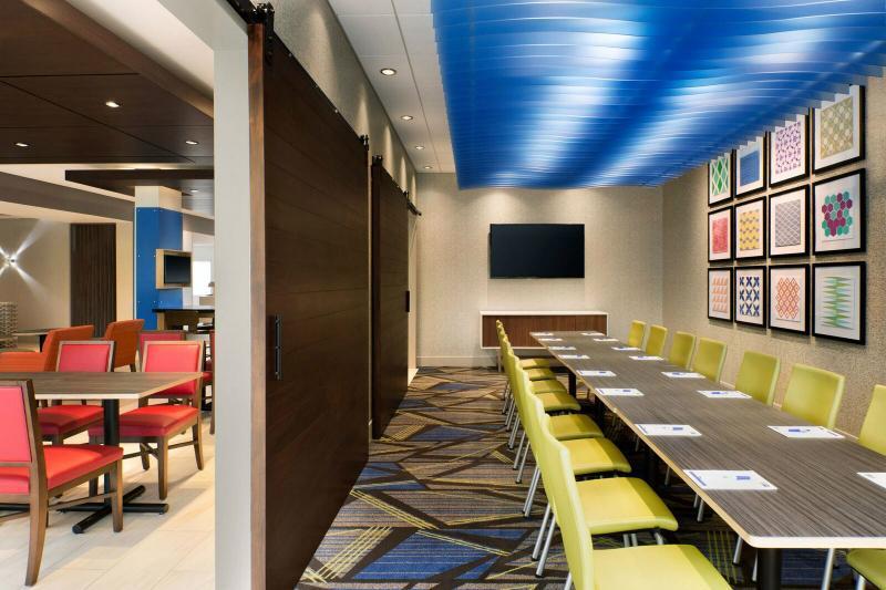 Holiday Inn Express & Suites - Boston South - Randolph By Ihg Экстерьер фото