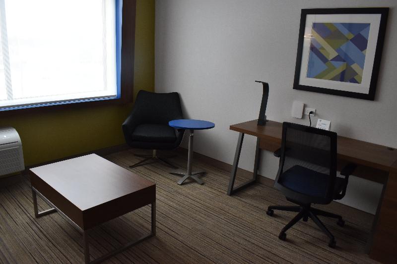 Holiday Inn Express & Suites - Boston South - Randolph By Ihg Экстерьер фото
